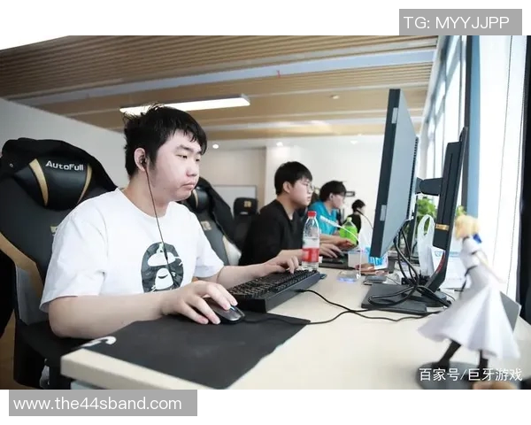 DOTA2热点分析:深入探讨FPX战队的进攻策略与战术执行